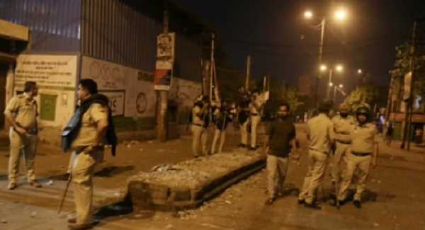 दिल्ली दंगा : अनुमति नहीं थी तो जुलूस की निगरानी क्यों कर रही थी पुलिस?